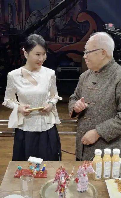 原创任静素颜再次曝光穿紧身裤扎t恤再怎么扮嫩脸也是老的呀