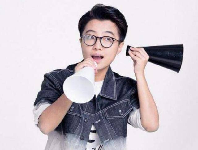 被网民日报批评,邱晨公开道歉,关闭社交账号退出娱乐圈_微博_公众人物