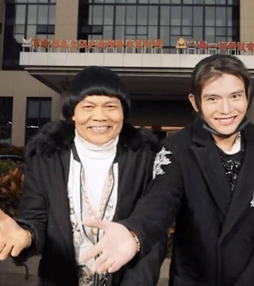 因为一场金融风暴让他一夜之间破产,也因为变成穷人,他的老婆便离开了