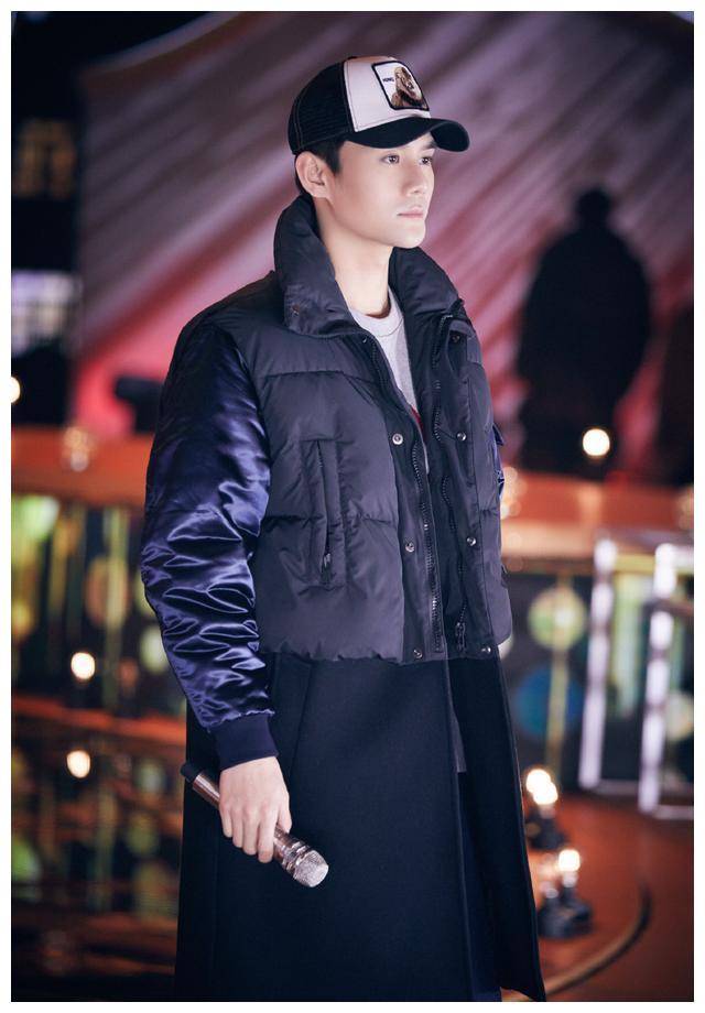 原创王凯罕见营业穿皮夹克戴渔夫帽走机场戴口罩也挡不住男神气质