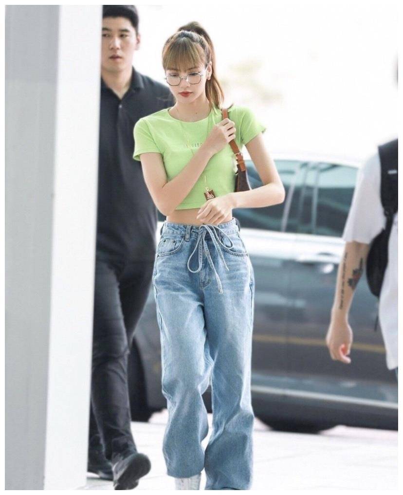 lisa夸张眼线黑长直,俗气金色装被穿成时尚top1,驾驭力真强!