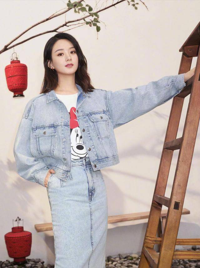 原创赵丽颖冯绍峰合体撒狗粮赵丽颖白色卫衣配短裙清新又可爱