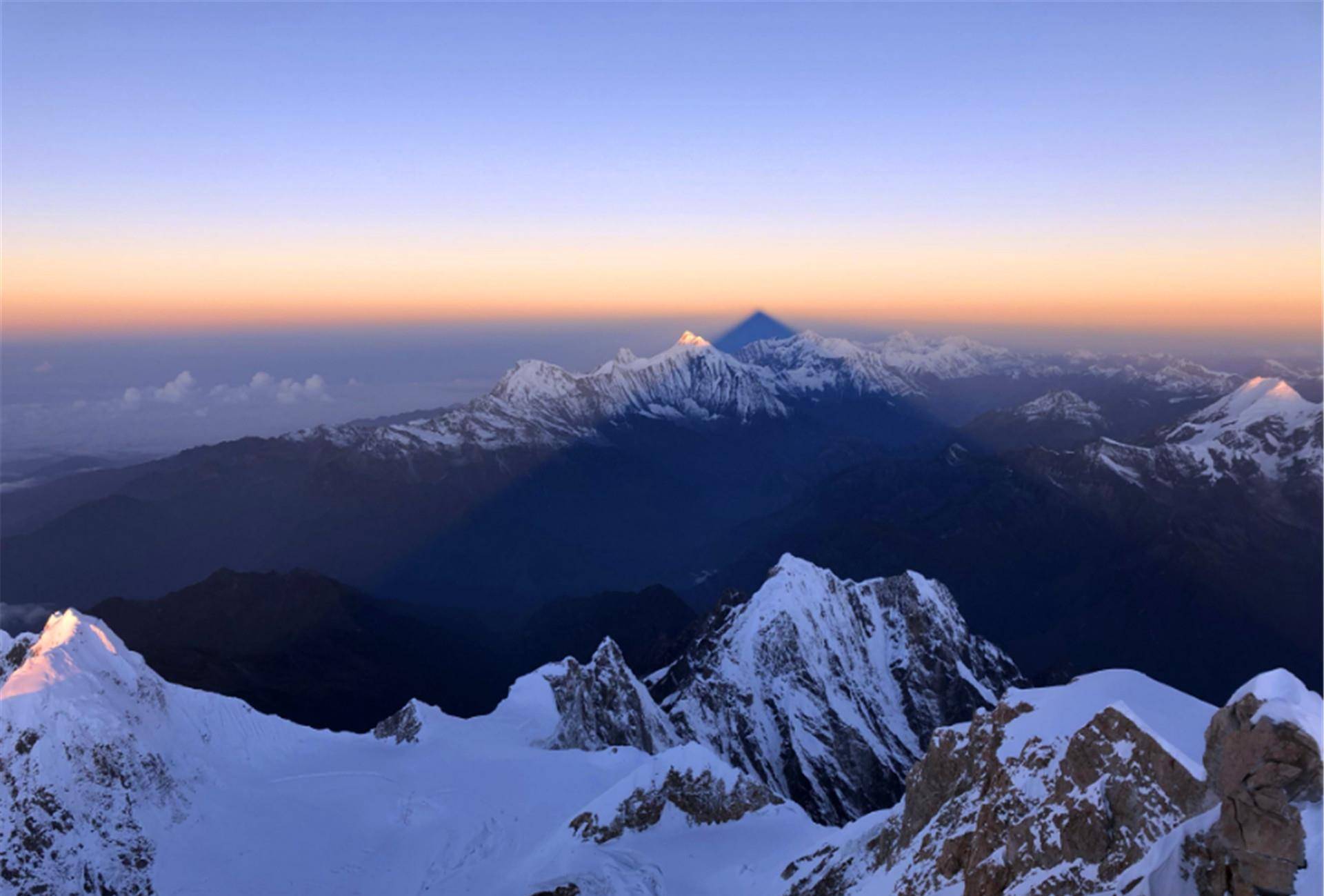 喜马拉雅山究竟怎么了？冰雪融化后，湖中出现令人难以置信的一幕