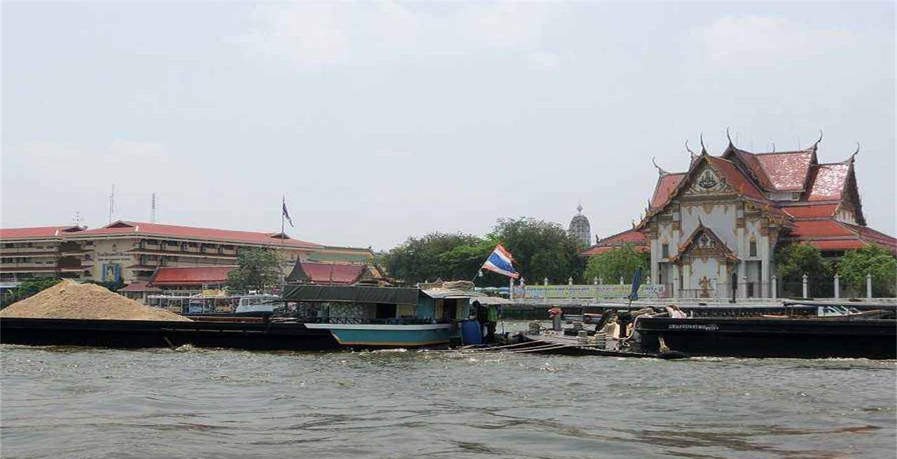 越南湄公河大虾泛滥，当地人实在吃不过来，便请我国游客前去钓虾