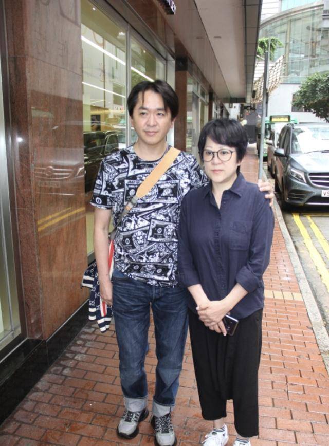 洪金梅52岁长子邓兆尊承诺母亲此生不婚,与三位红颜知己维持现状_邓