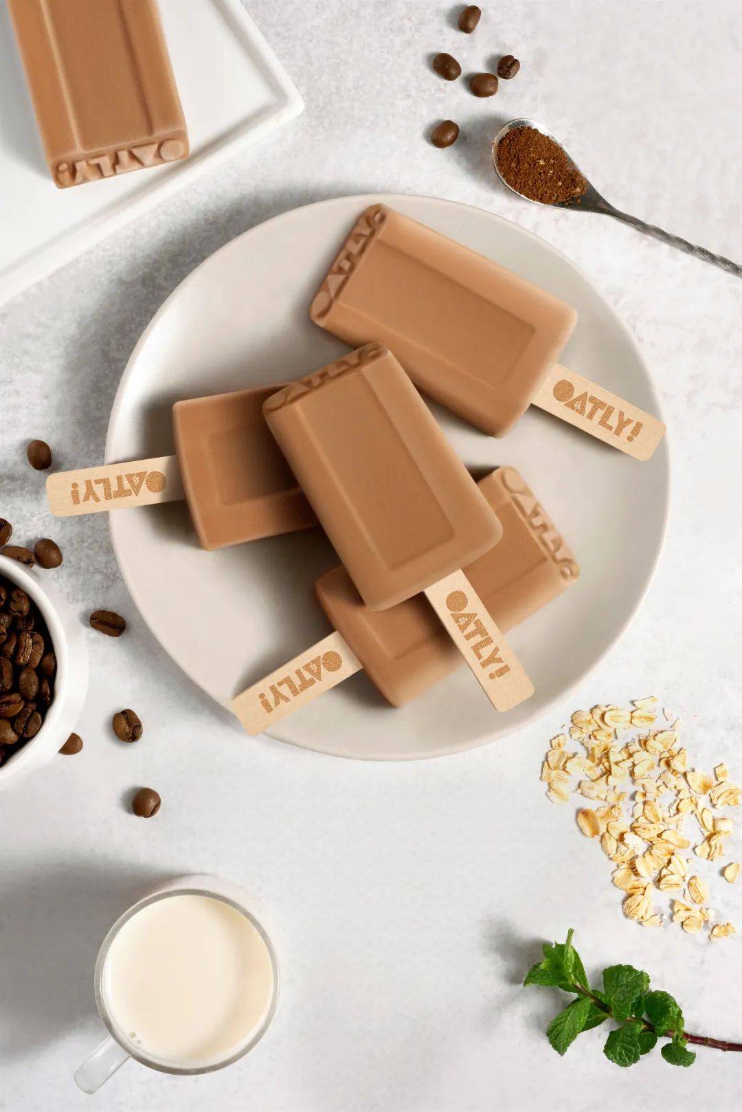 oatly麦轻雪燕麦口味雪糕 拿铁口味,甄选阿拉比卡咖啡浓缩液,散发着