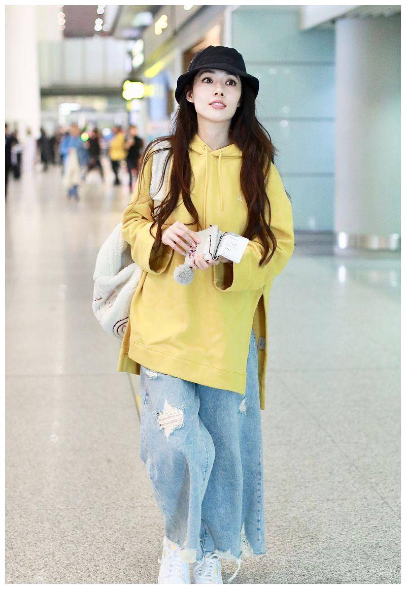 原创郭碧婷婚后更时髦了卫衣配牛仔裤减龄又俏皮笑靥如花美好迷人