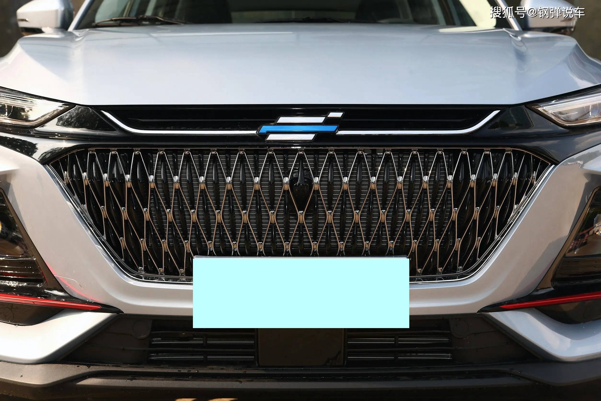外观方面,长安欧尚x7 plus,车头配有大尺寸菱形网格进气格栅,底部用