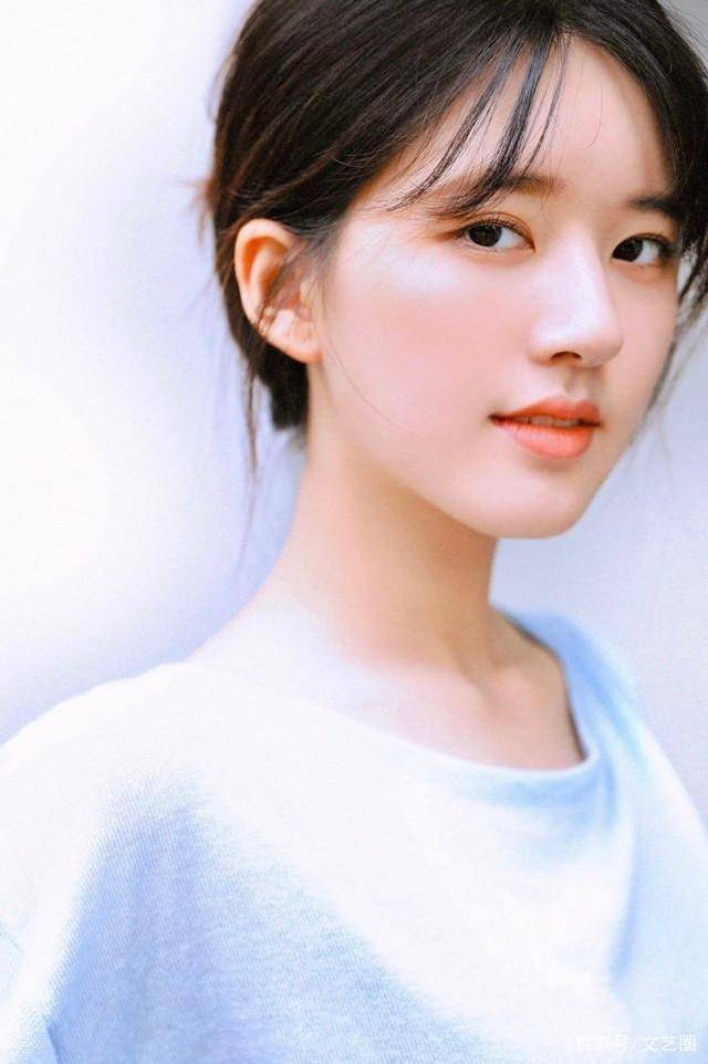 赵露思中学时期穿校服自拍照曝光,无美颜依然美丽,很明显没整容_照片