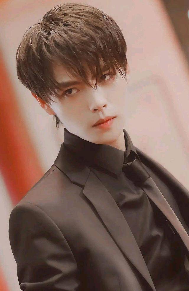 有过动态的,就是和万籽麟曾经有过一段恋情肖宇梁是灵河文化的男艺人