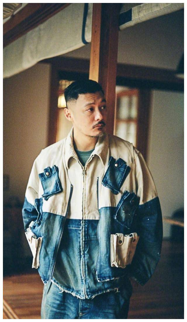 余文乐也放飞自我了穿西装出席活动显幸福肥眼睛都胖肿了