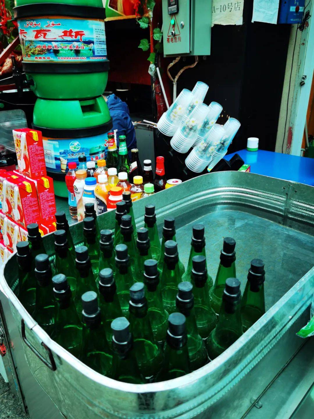 一扎格瓦斯,一碗自制酸奶,加上伊犁老冰淇淋再来几串烤肉,一碗面肺子