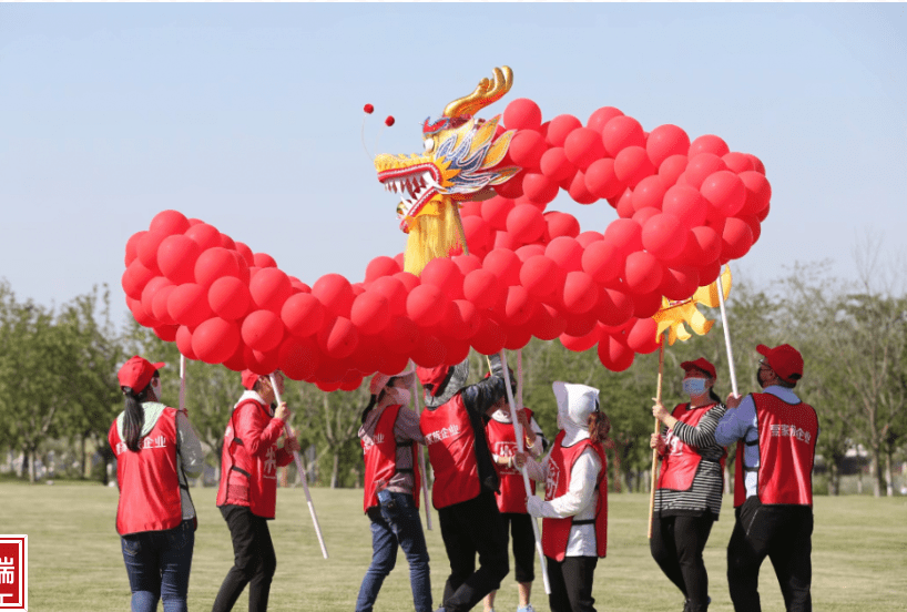 将五颜六色的气球制作出我们自己心目中最完美且创意十足的气球龙将 