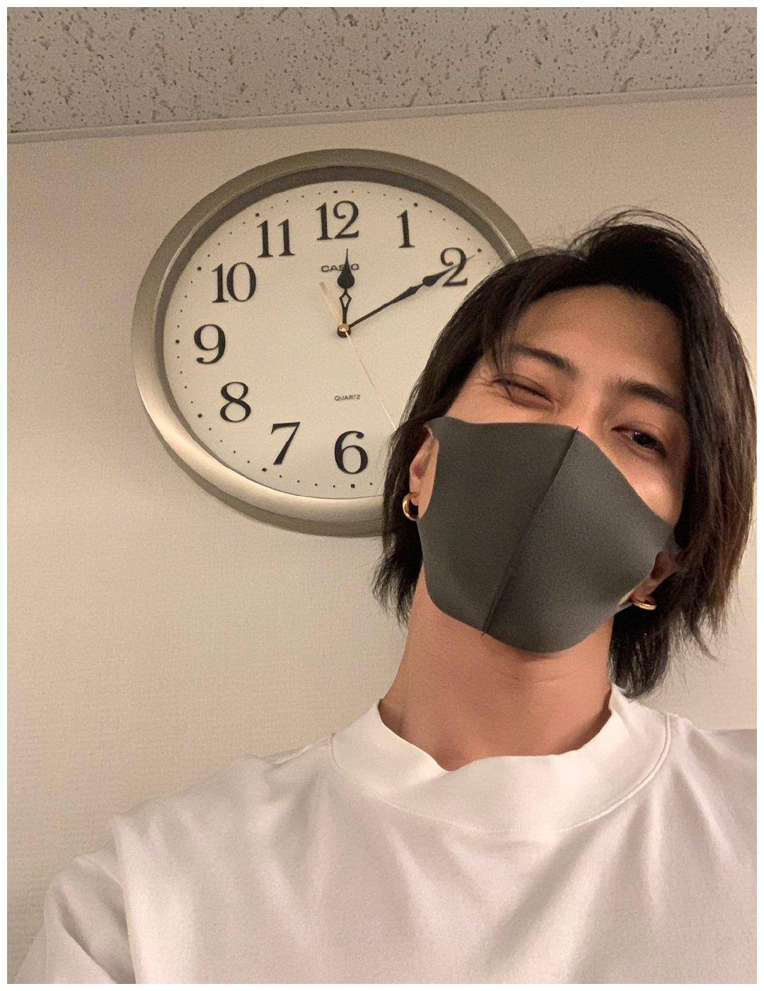 山下智久出镜港版杂志,红蓝配复古又摩登,但姿势怪诞让人看不懂