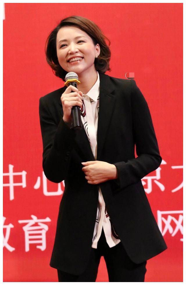 董卿真不愧是氣質女神西裝搭配幾何圖案襯衣簡約又大方