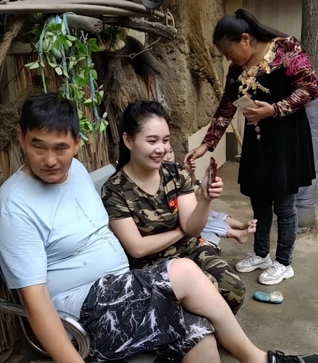 都说糟糠之妻不下堂,拉面哥和女网红拍视频,拉面