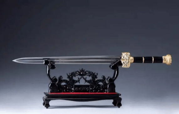 剑身由剑刃,剑尖,剑锋,剑脊组成你还没柄由剑格(护手),握柄,剑镡(剑墩