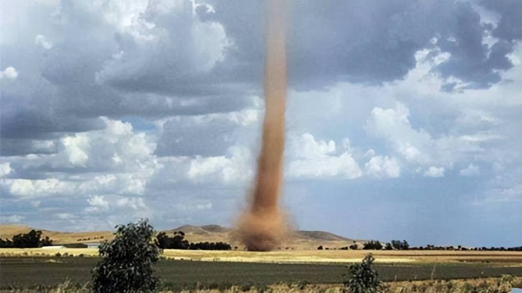 唐山惊现巨型黑色龙卷风到底怎么回事鬼风危害有多大