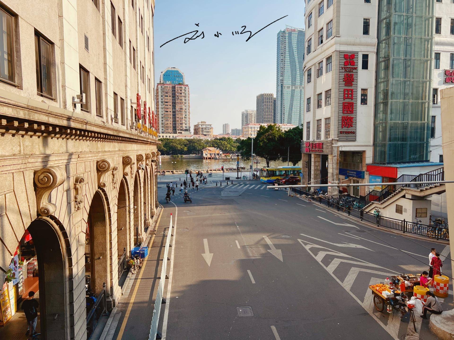 广州市中心著名的传统骑楼街，因修建高架桥而备受争议，人气大减