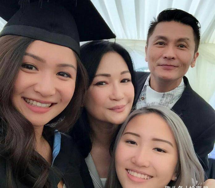 他和周星驰是同期艺人,最红时遭遇解约,自曝拍戏时爱上张曼玉_关礼杰