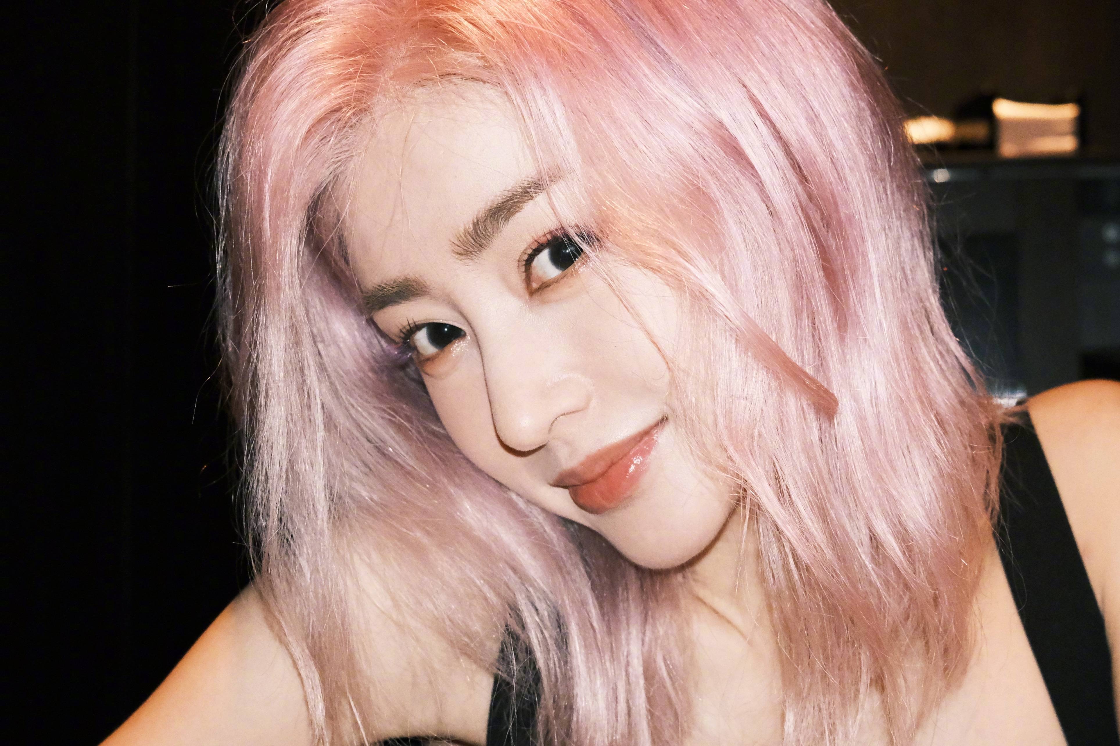 原创张天爱晒粉发性感照官宣浪姐3明艳浓颜好蛊网友颜值担当