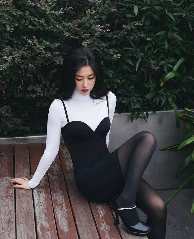 担任婚礼主持的是朱珠的多年好友和好搭档陈正飞,他还晒出了和新郎