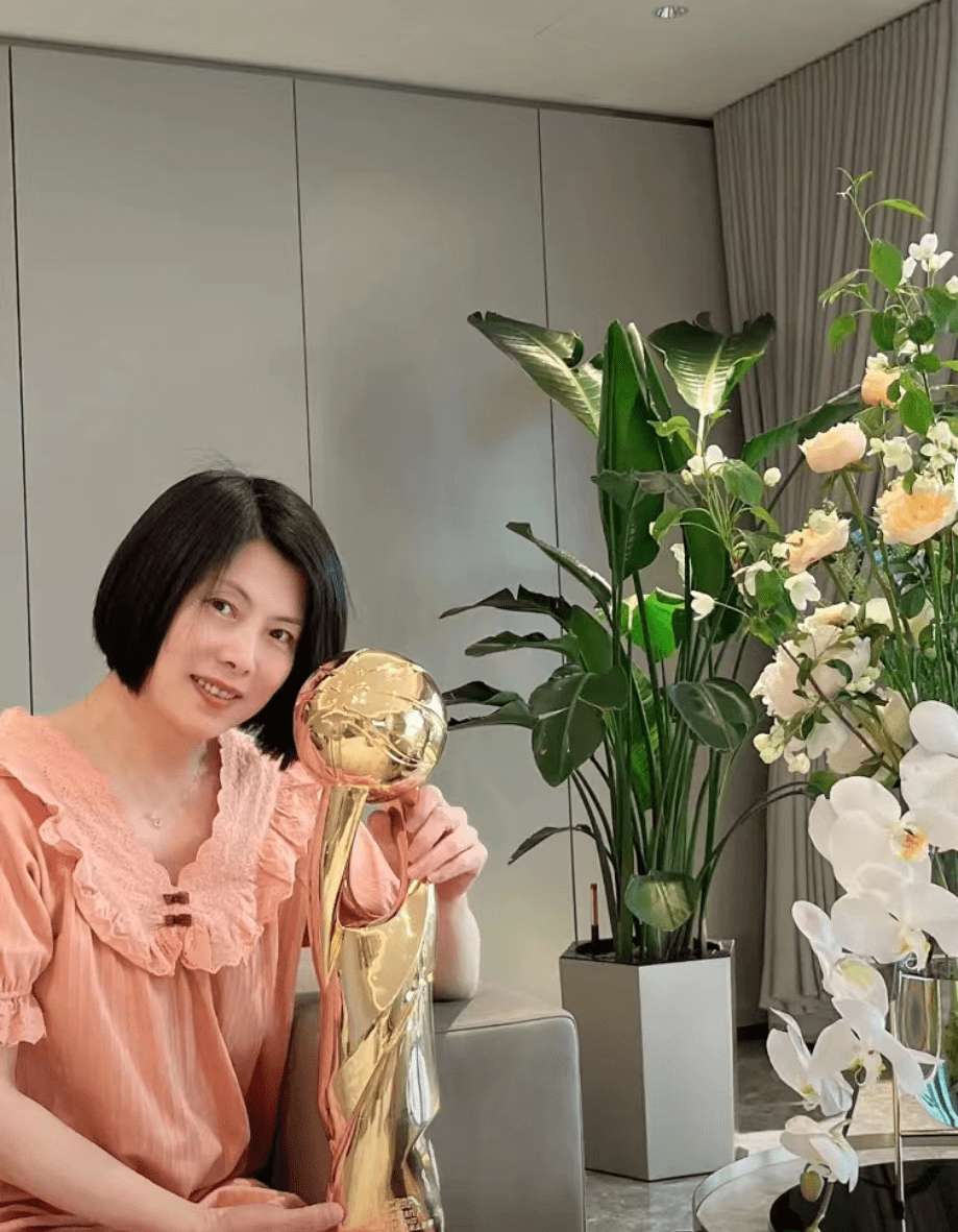 丈母娘祝福,开豪车十分潇洒,曾举办辽篮夺冠家庭宴_王君瑞_进行_给予