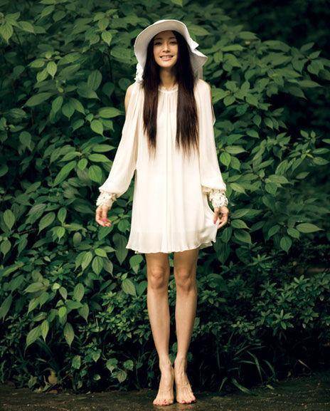 郭美女也有这样的困惑,一双42码的大脚,拍照的时候也是尽量躲着点镜头