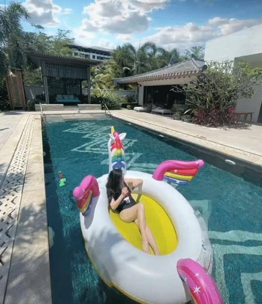 霍思燕私人酒店首曝光,游泳池比客厅还大,穿泳衣拍照大长腿抢镜_照片