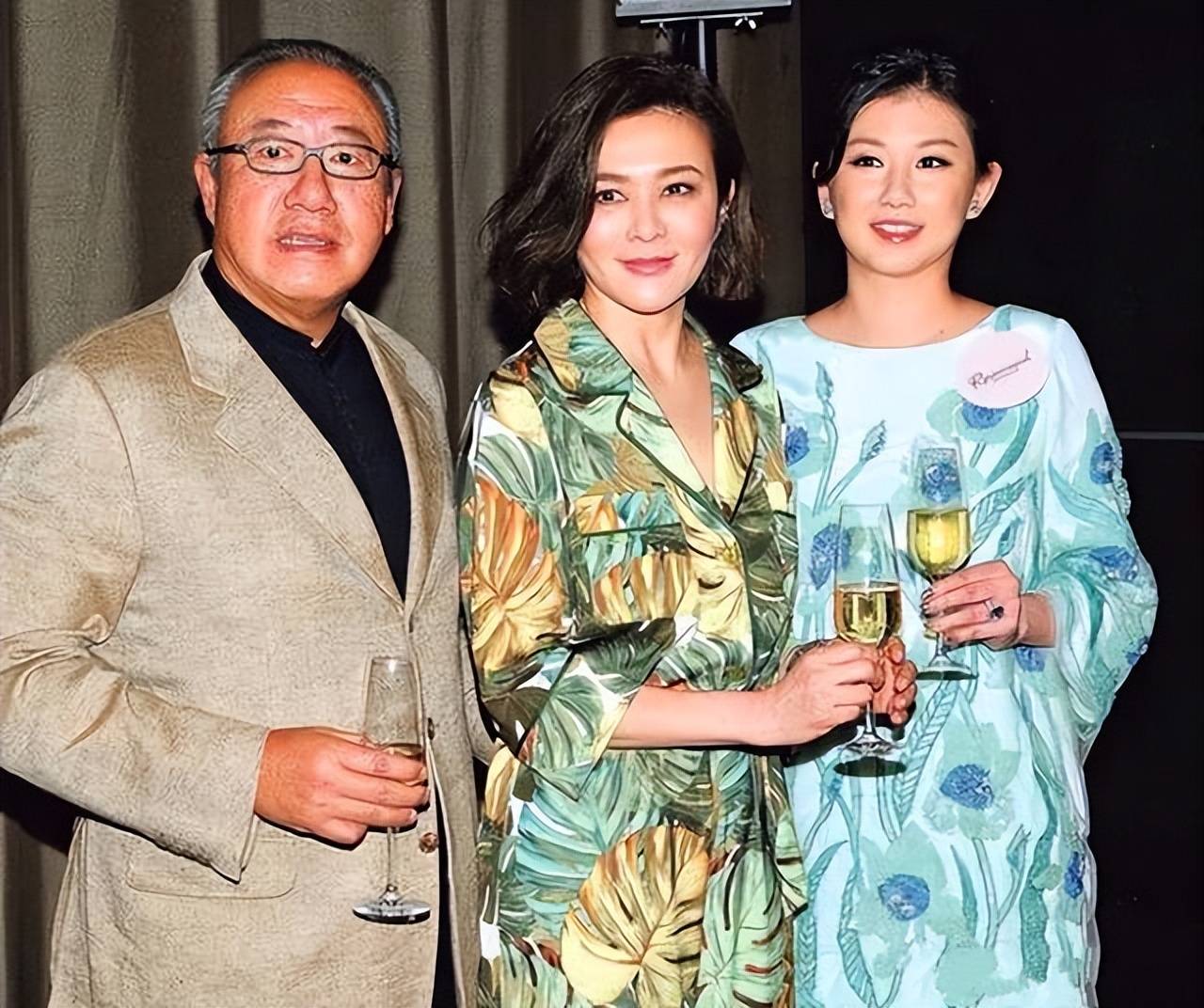 关之琳久违出镜,穿绿色花纹上衣打扮靓丽,与旧爱女友吃饭并喝酒