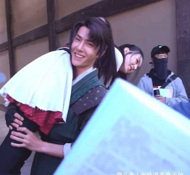 王一博抱着赵丽颖"害羞了",耳朵和脸通红,绅士手却笑坏大家_样子_花絮