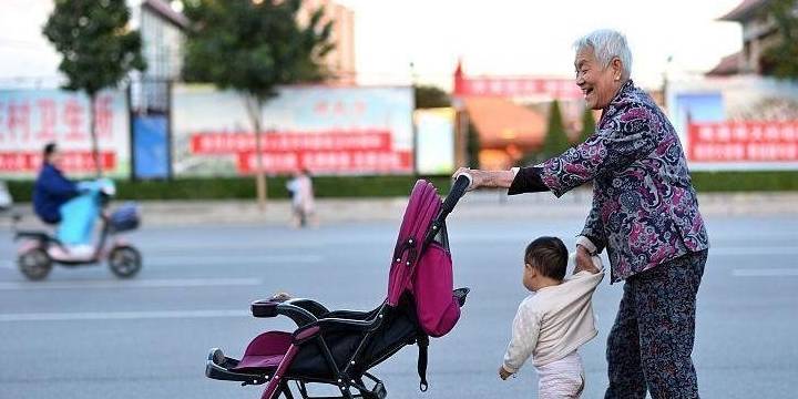 “奶奶好还是姥姥好？”孩子的答案现实还扎心，父母该反思了