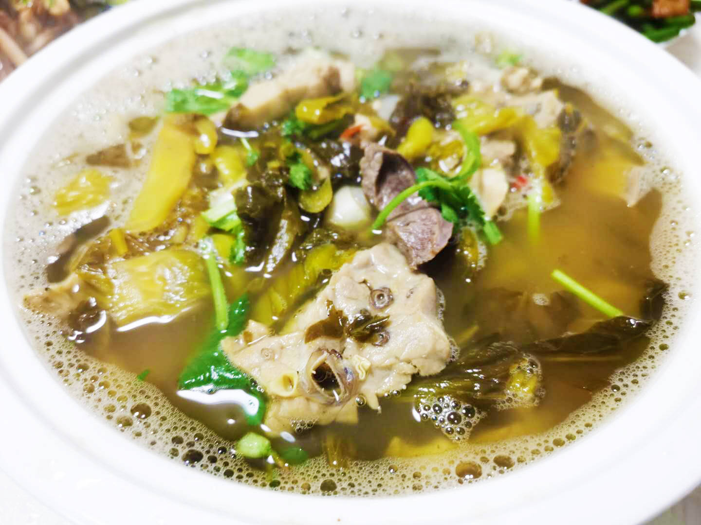 第八道:酸菜猪杂汤,里面有猪心,猪肺,还有猪肝,加上酸菜一起煮一下,汤