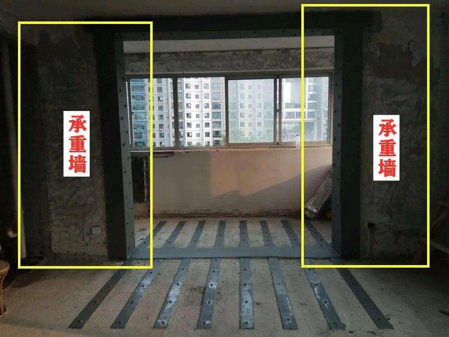 这种结构的稳定性比较差,阳台与客厅,卧室的墙垛基本都起到承重作用