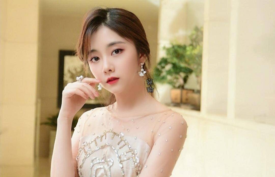 原创2022十大爆红艺人赵露思谭松韵强势出圈刘雨昕是爱豆界的希望