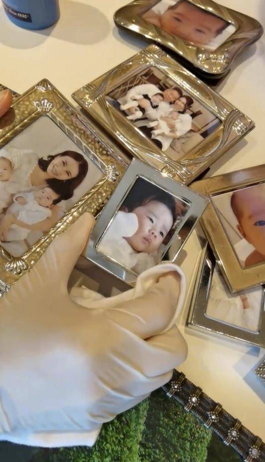 黎姿清洁相框很居家曝光女儿大量正面照一家五口同框超幸福