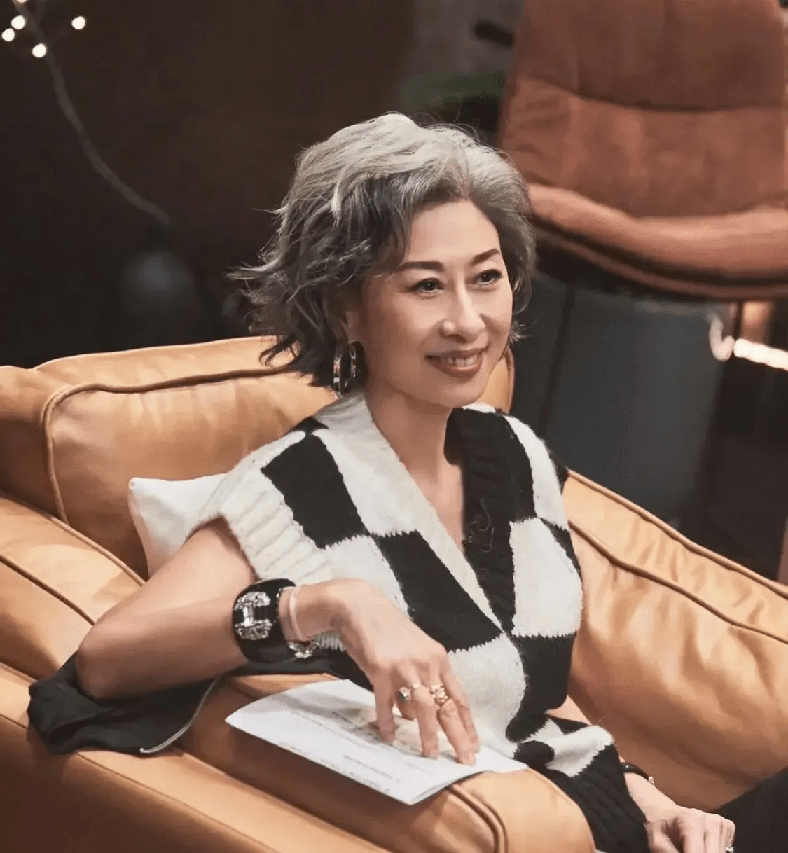 叶倩文穿西装干练知性,60岁身材还这么苗条,林子祥成佝偻老头!