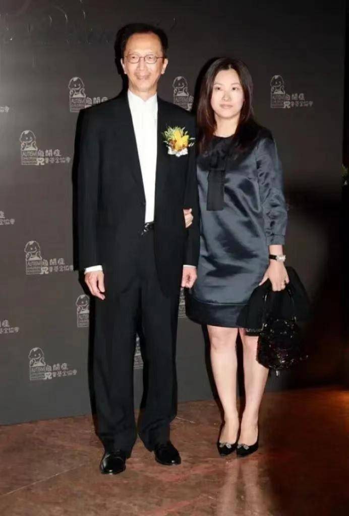 原创伏明霞罕陪豪门丈夫亮相穿绸缎裙不秀曲线秀富态一脸旺夫相