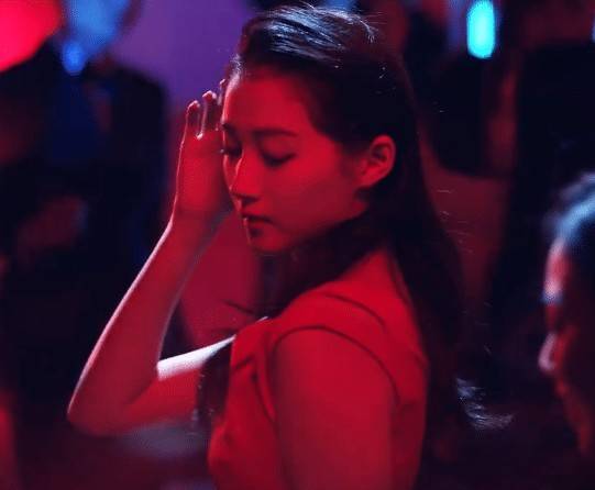 关晓彤深夜蹦迪被抓拍齐臀短裙炸翻全场这谁顶得住