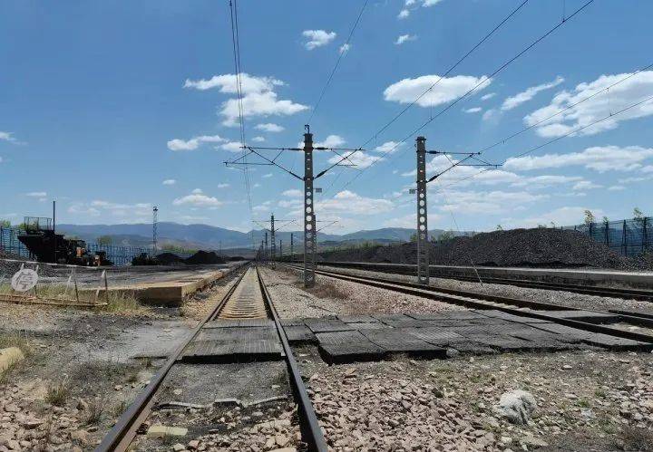 岢岚三井镇和生态环境局涉嫌放纵企业原煤露天堆放污水危及北川河