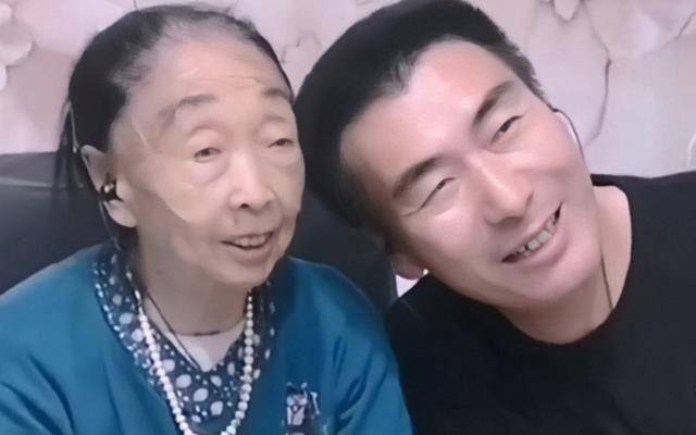 原創85歲馬玉琴在眾目睽睽之下吃著丈夫啃過的香蕉頭挨著李玉成唱歌