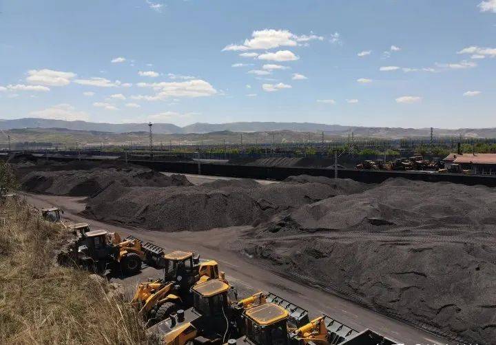 岢岚三井镇和生态环境局涉嫌放纵企业原煤露天堆放污水危及北川河