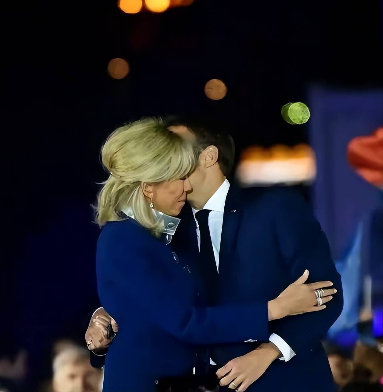 法国总统夫妇玩壁咚相差两轮都可以当母亲马克龙却十年如一日