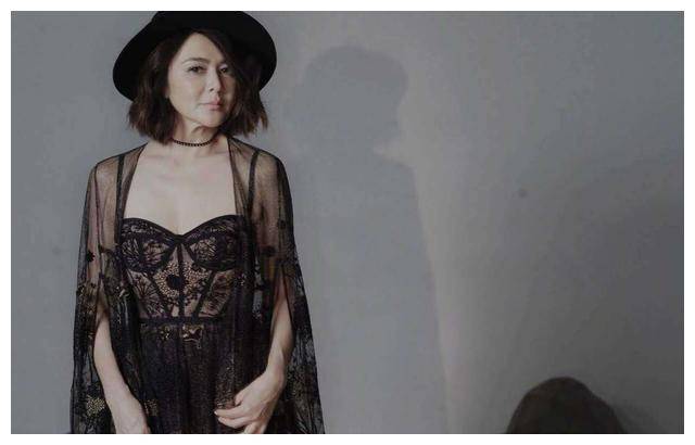 这件性感睡衣式的衣服穿在关之琳的身上,给人一种女性魅力有点懒兜哪