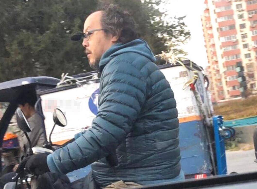 51岁窦唯近照曝光,独自现身挺大肚身材臃肿,脑门锃亮打扮接地气_摇滚