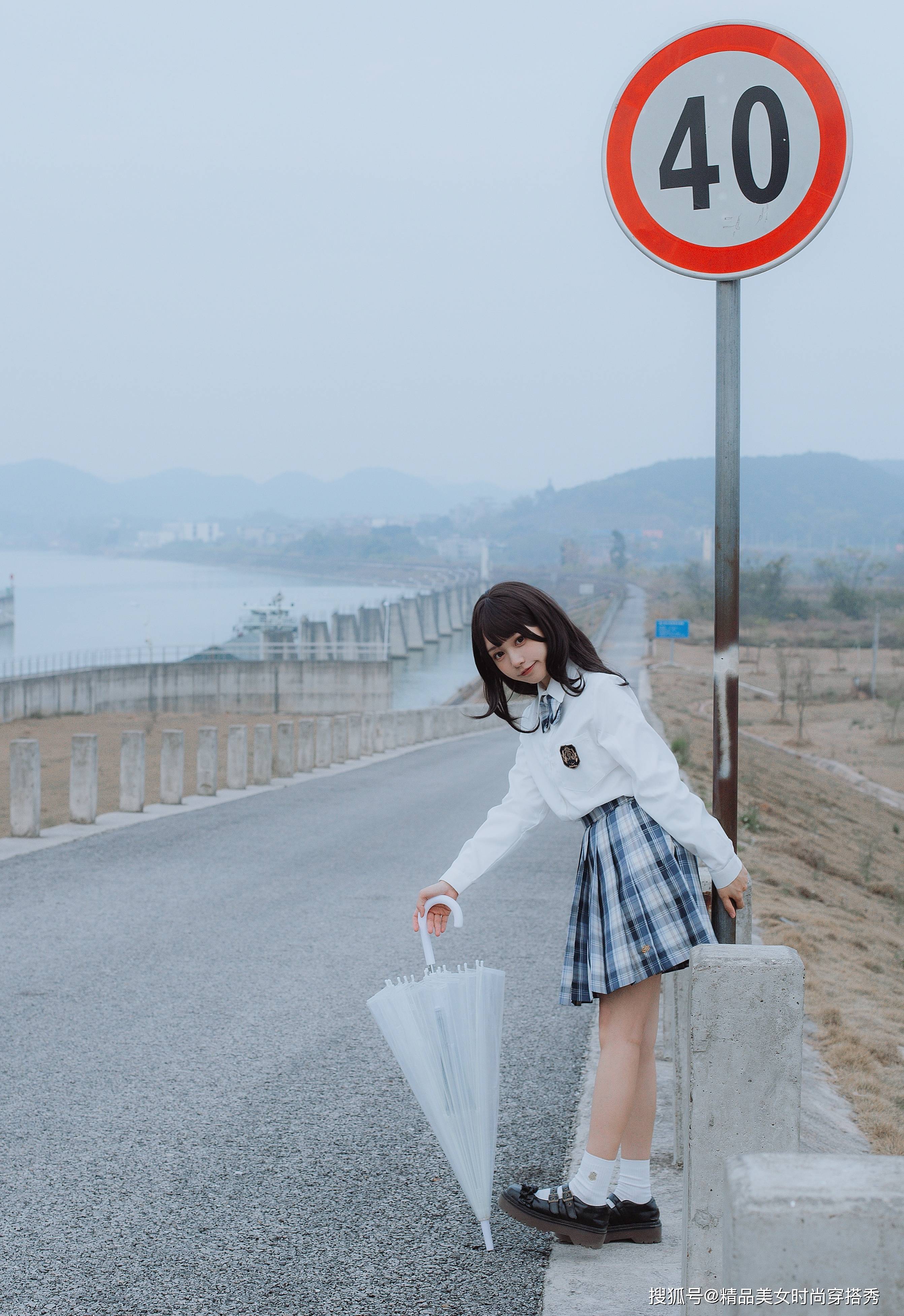 白色的衬衫搭配伞摆的格字短裙,少女感十足_首选_豆蔻年华_青春