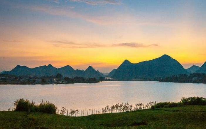 贵州最大的人工湖泊，有大大小小178个小岛屿，游客络绎不绝