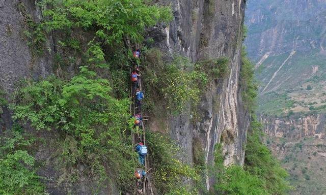 悬崖上的村庄：与世隔绝，孩子最艰难的上学之路，曾“攀崖上学”