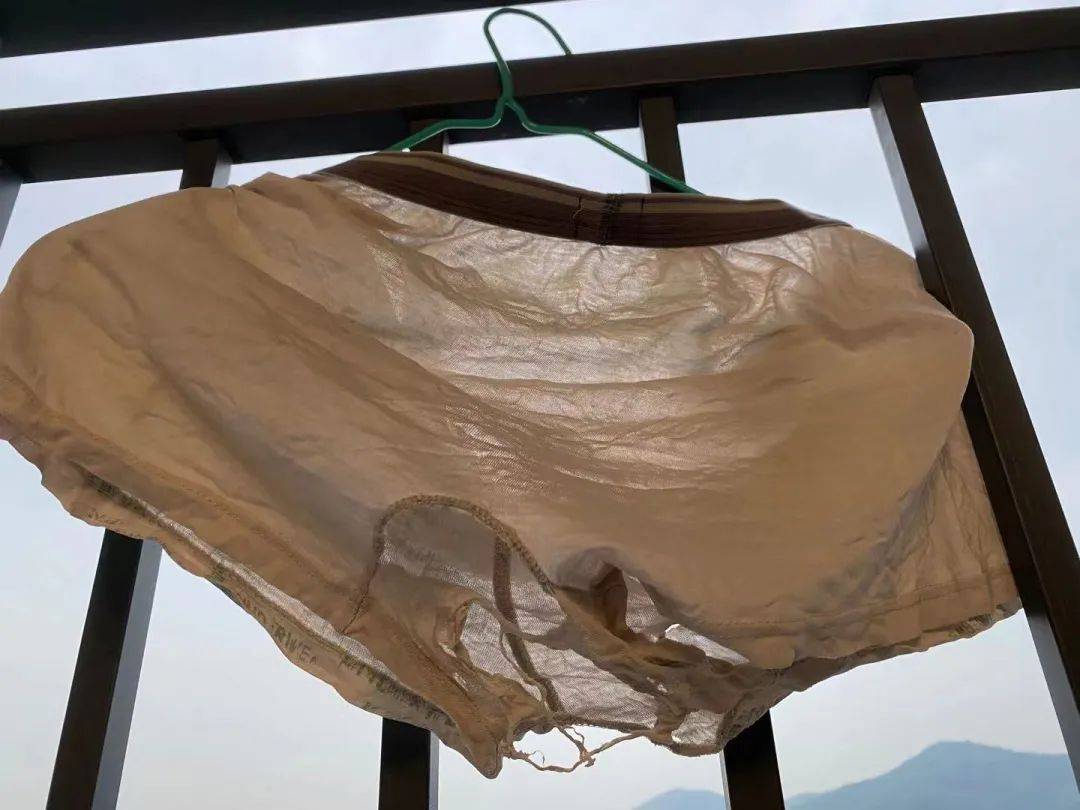 离谱男人的一往情深可能体现在渔网状的内裤上了