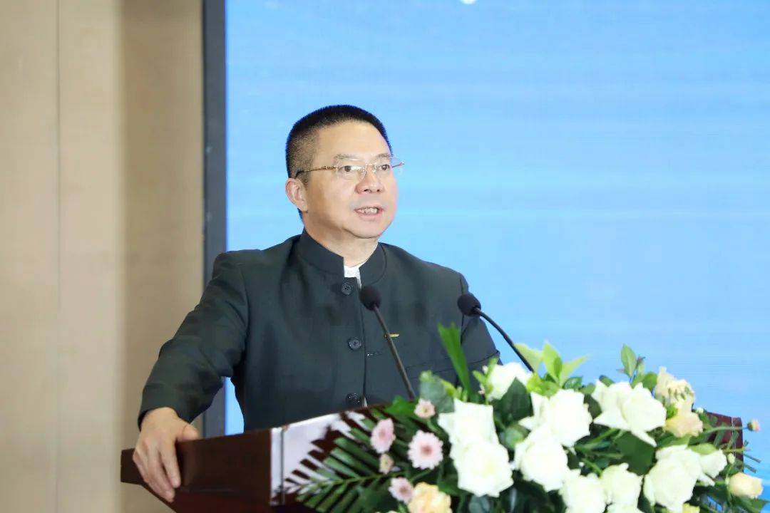 吉利商用车集团董事长周建群作为"双碳"战略的践行者,远程新能源商用